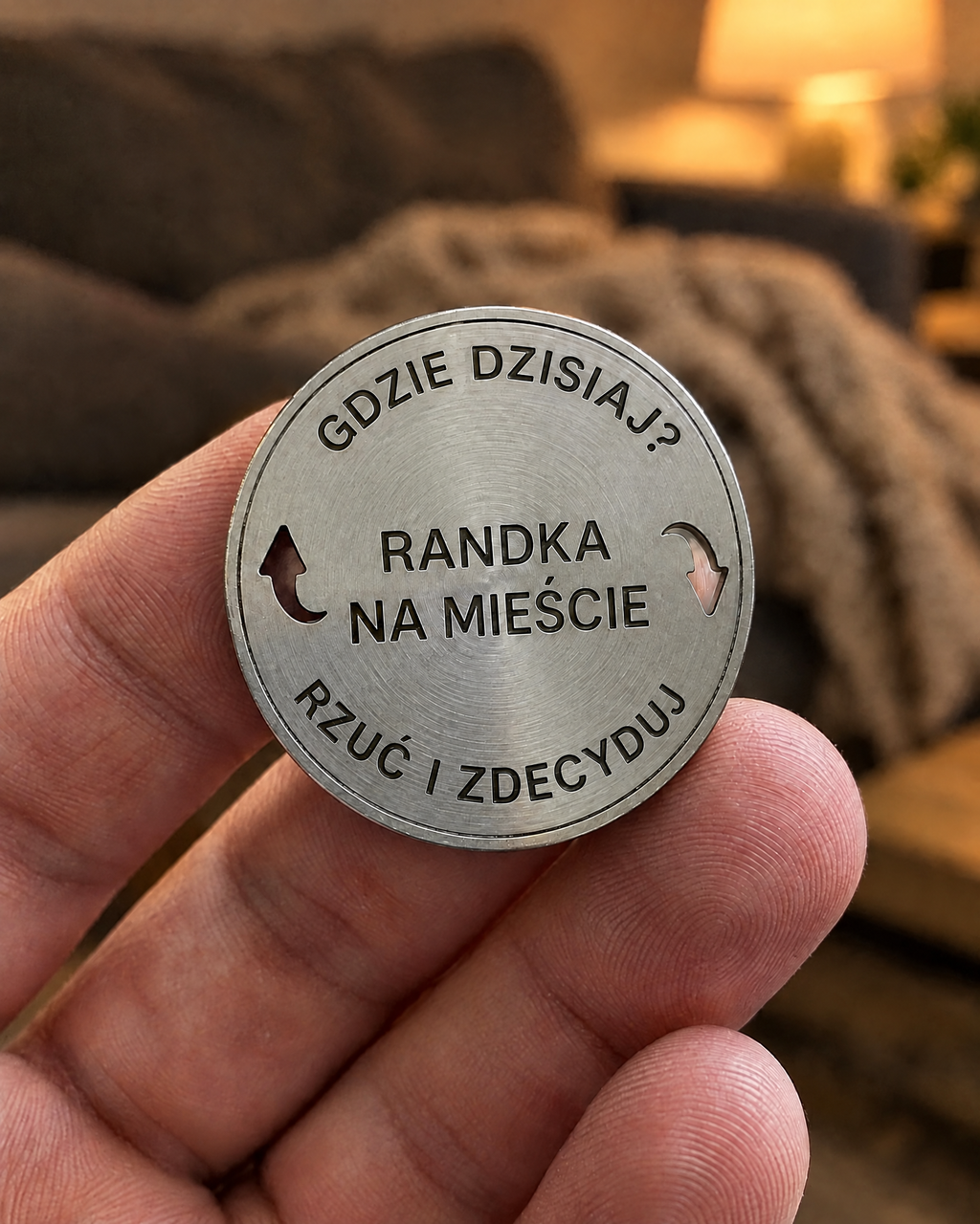 Moneta decyzyjna z grawerem Randka na mieście trzymana w dłoni