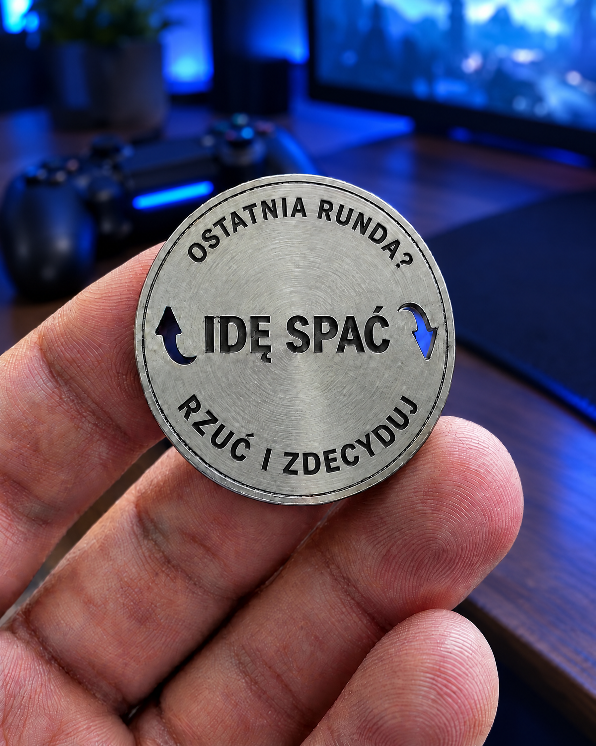 Moneta decyzyjna z grawerem Idę spać trzymana w dłoni