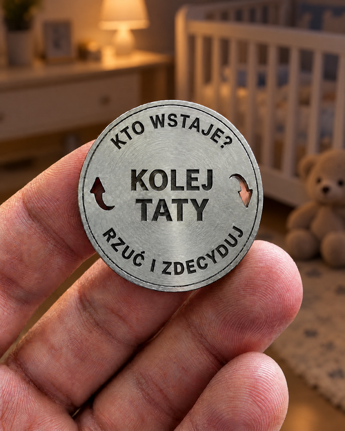 Moneta decyzyjna z grawerem Kolej taty trzymana w dłoni