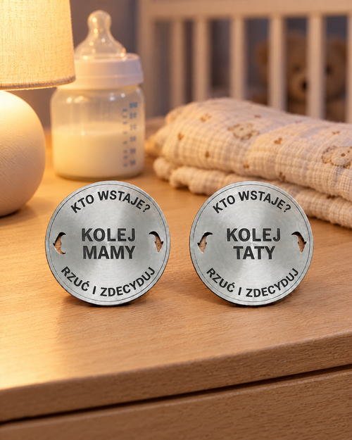 Moneta decyzyjna Kto wstaje do dziecka, obie strony: Kolej mamy i Kolej taty, stal nierdzewna 40 mm