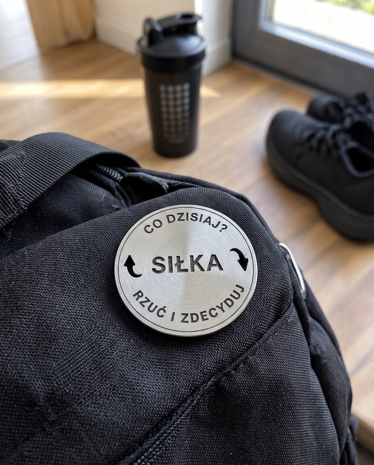 Moneta Siłka czy piwo na torbie treningowej [AI]