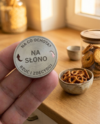 Moneta decyzyjna Na słono trzymana w dłoni, skala [AI]