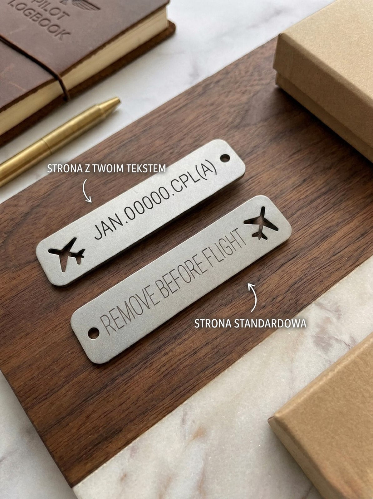 Breloczek Remove Before Flight z grawerem, prezent dla pilota