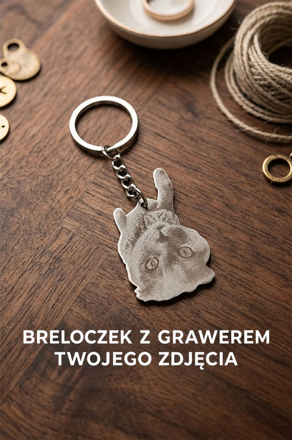 Grawer fotografii na stalowym breloczku