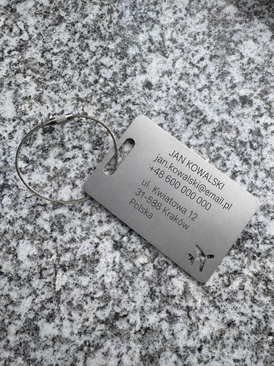 Metalowa zawieszka do walizki z grawerowanymi danymi kontaktowymi